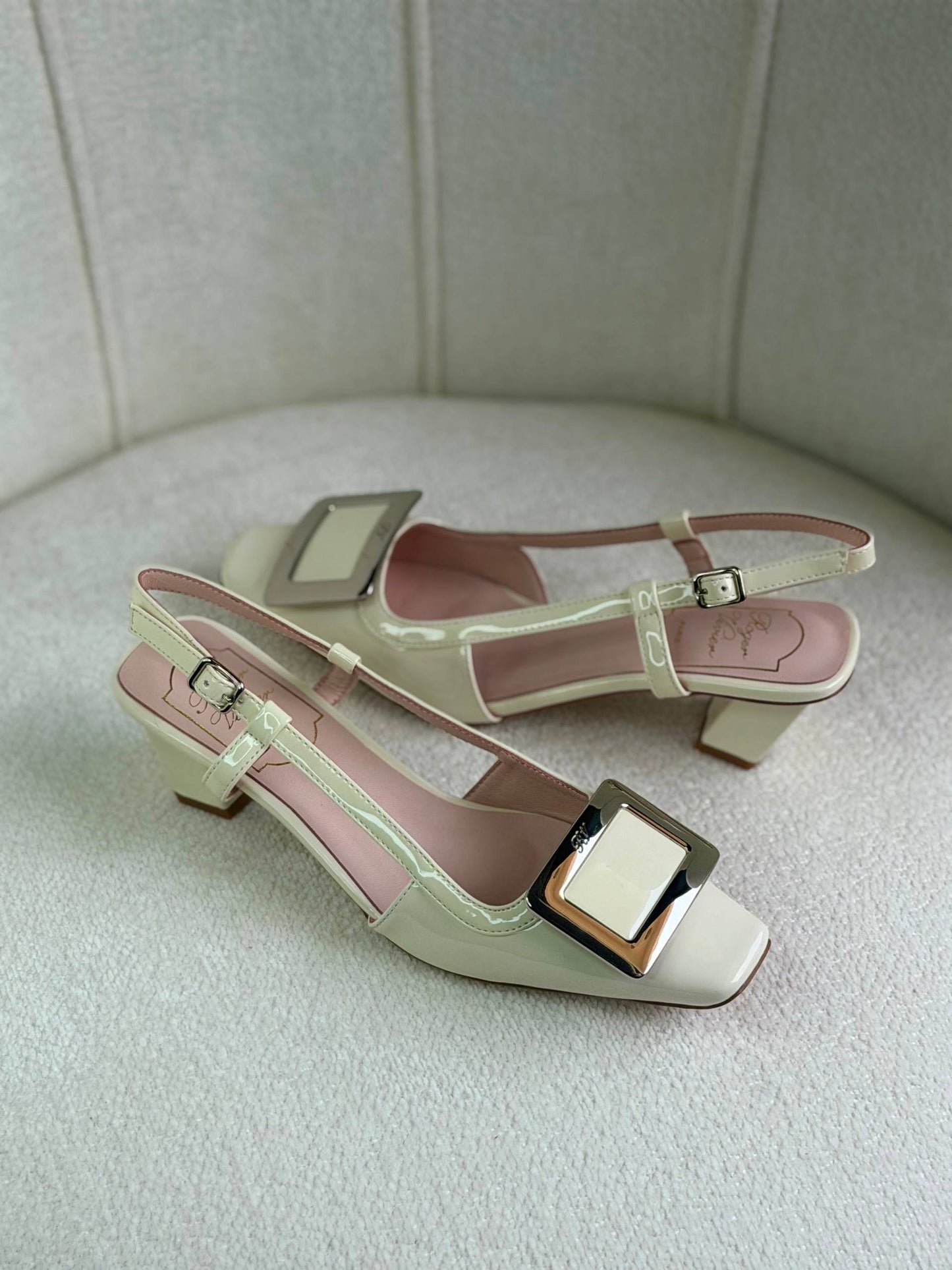 ROGER
Super *AAA* *+* Quality 💯
With original packing🎁🎁
SIZE:36and42
Available now
450 dhs✅
Zain309
♥️♥️♥️