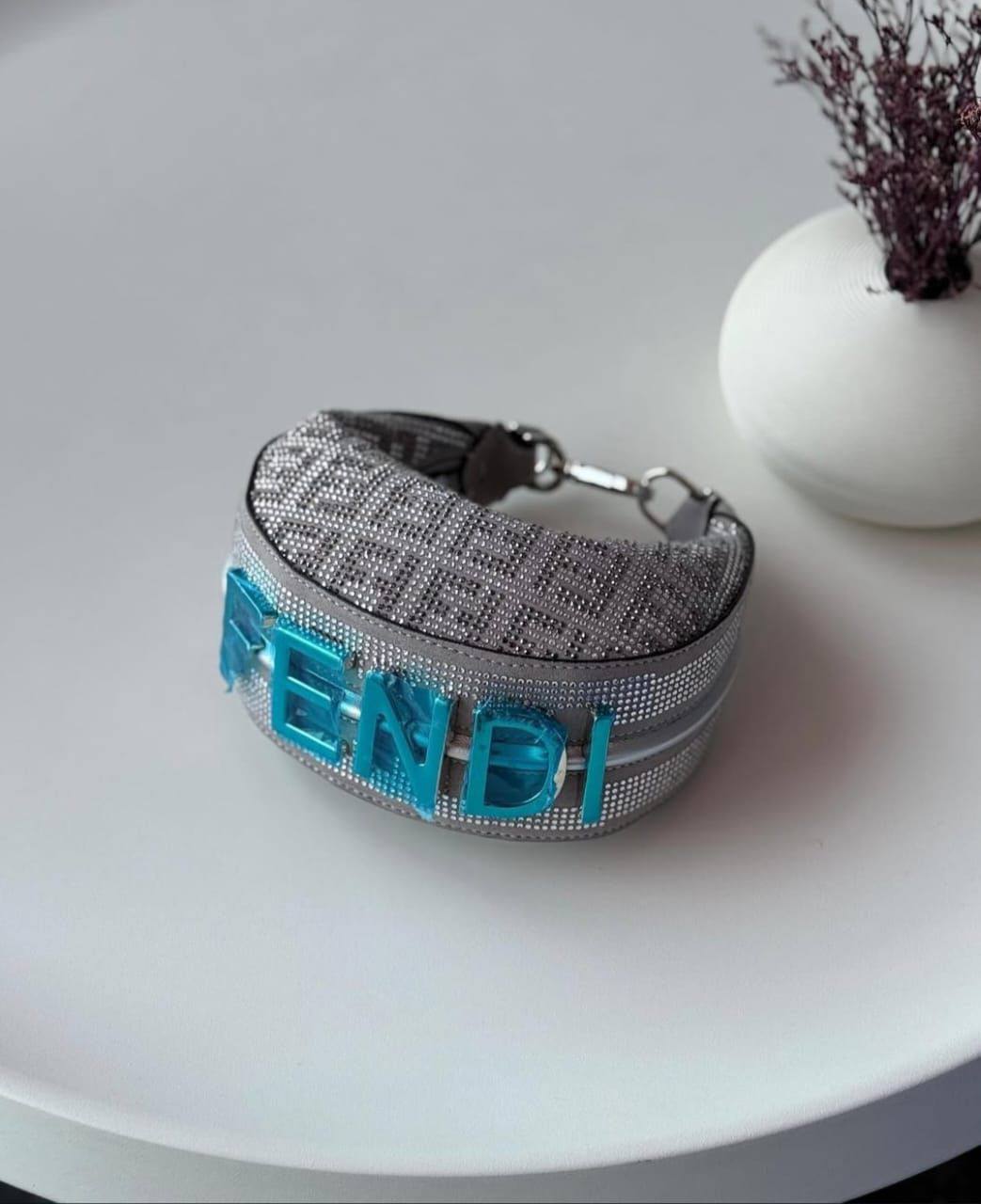 Fendi
Master
Silver stone
310 dhs✅
Zain131
♥️♥️♥️