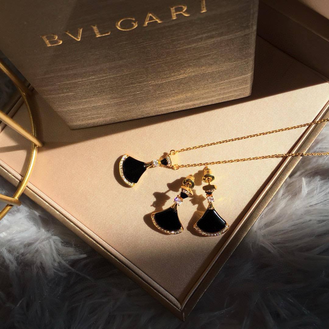 Bvlgari set* 💐
Necklace
Earrings
Master quality 💕
*100* AED normal box 📦
Zain48
♥️♥️♥️