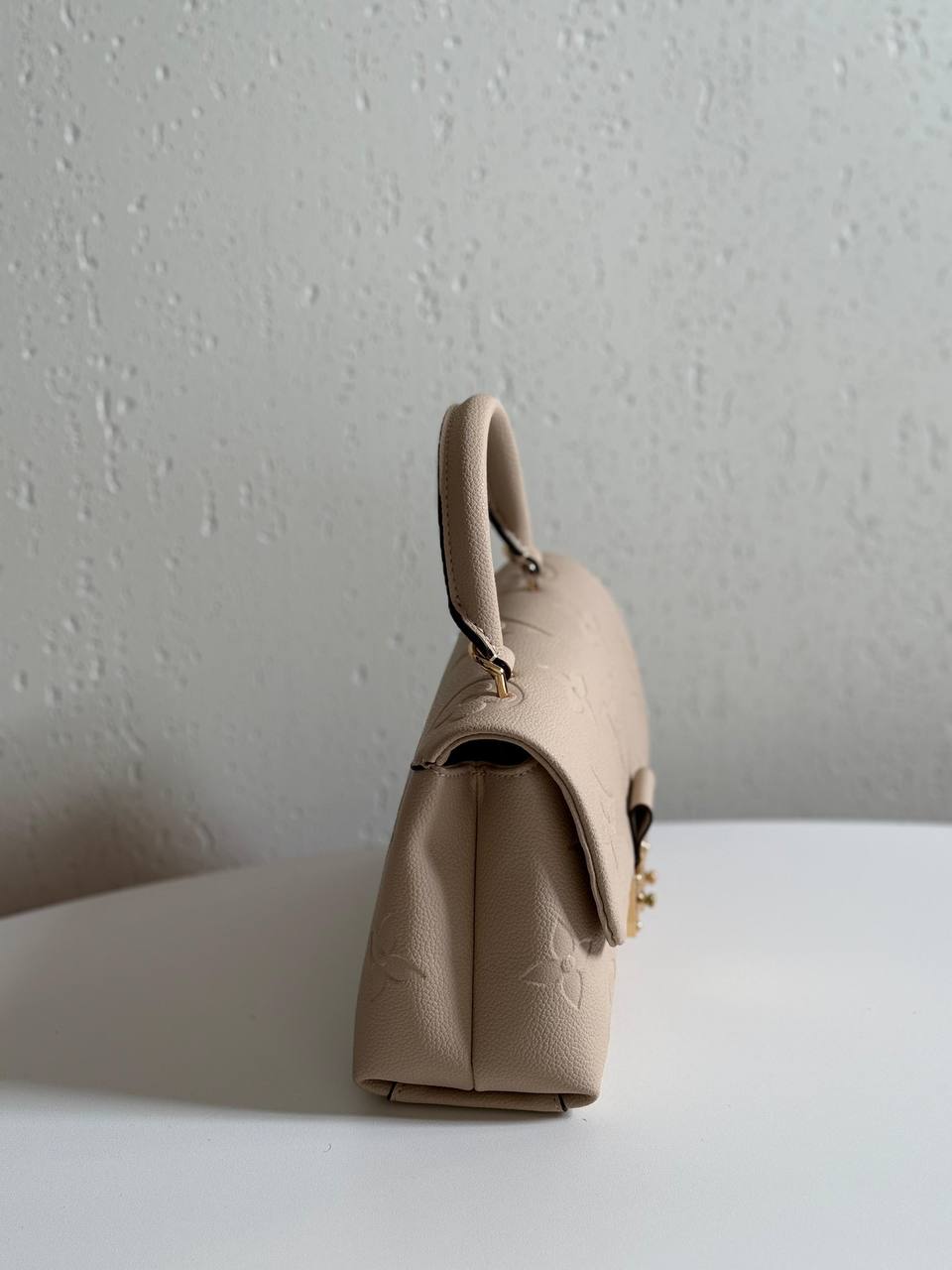 New collection✨✨✨
LV
22cm
340 dhs🪙🌺
Top quality
With box🎁
Zain228
♥️♥️♥️