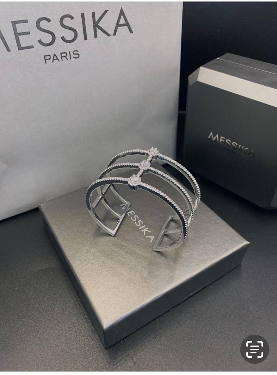MESSIKA BANGLE
110 DHS🇦🇪💫✨
MASTER
WITH NORMAL MESSIKA BOX AND PAPER BAG🛍️🎁
Zain89
♥️♥️♥️