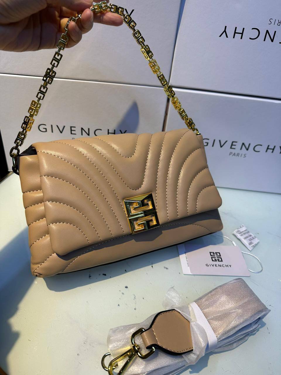 GIVENCHY
90 dhs🪙🌨️
with box
🎁🎁🎁
Zain90
♥️♥️♥️