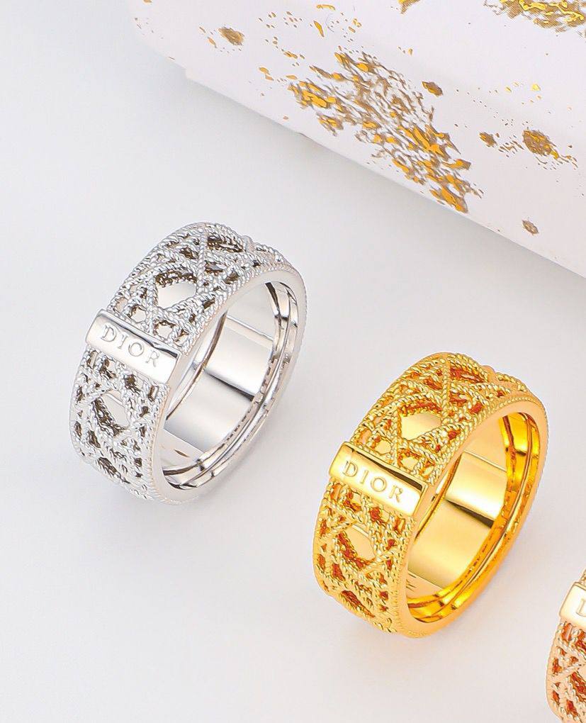 Dior ❤️🔥*
Bangle ✨
Ring 💍 size available 👇
6,7,8,9
Master quality 💯
With normal boxes 📦
140 dhs✅
With master box 🗃️
150 dhs✅
Zain216
♥️♥️♥️