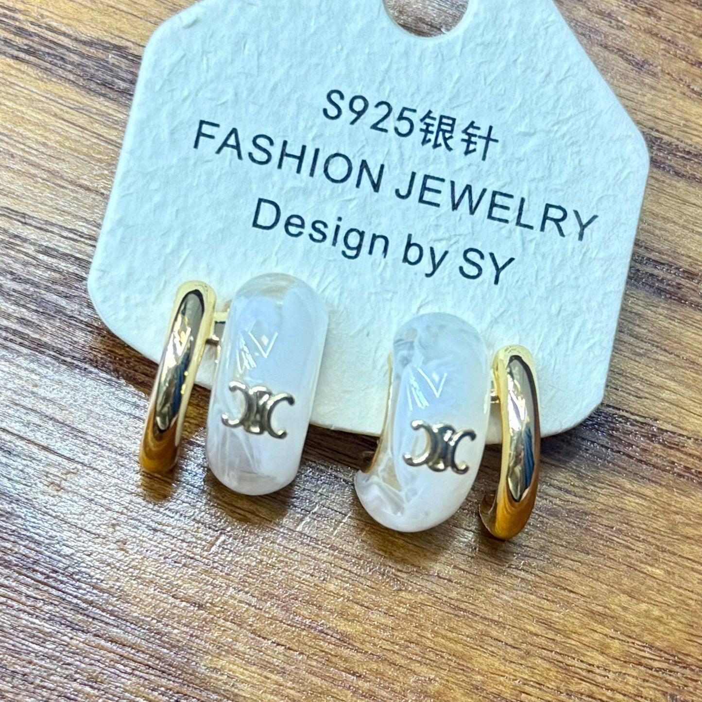 Earring ❤️🔥*
good quality 💯
With black boxes 🗃️
20 dhs❣️
With normal boxes 📦
30 dhs❣️
Zain216
♥️♥️♥️