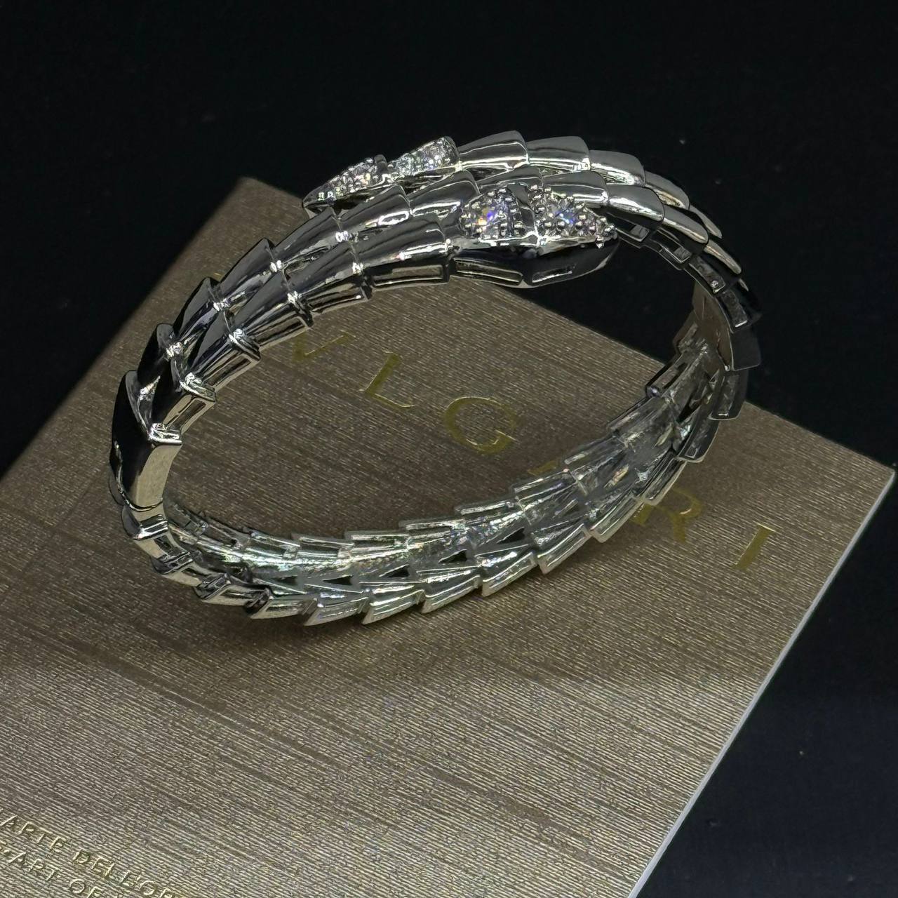 BVLGARI ❤️🔥*
Bangle 🦋
Ring 💍
good quality 💯
With normal boxes 📦
55 dhs🇦🇪
Zain216
♥️♥️♥️