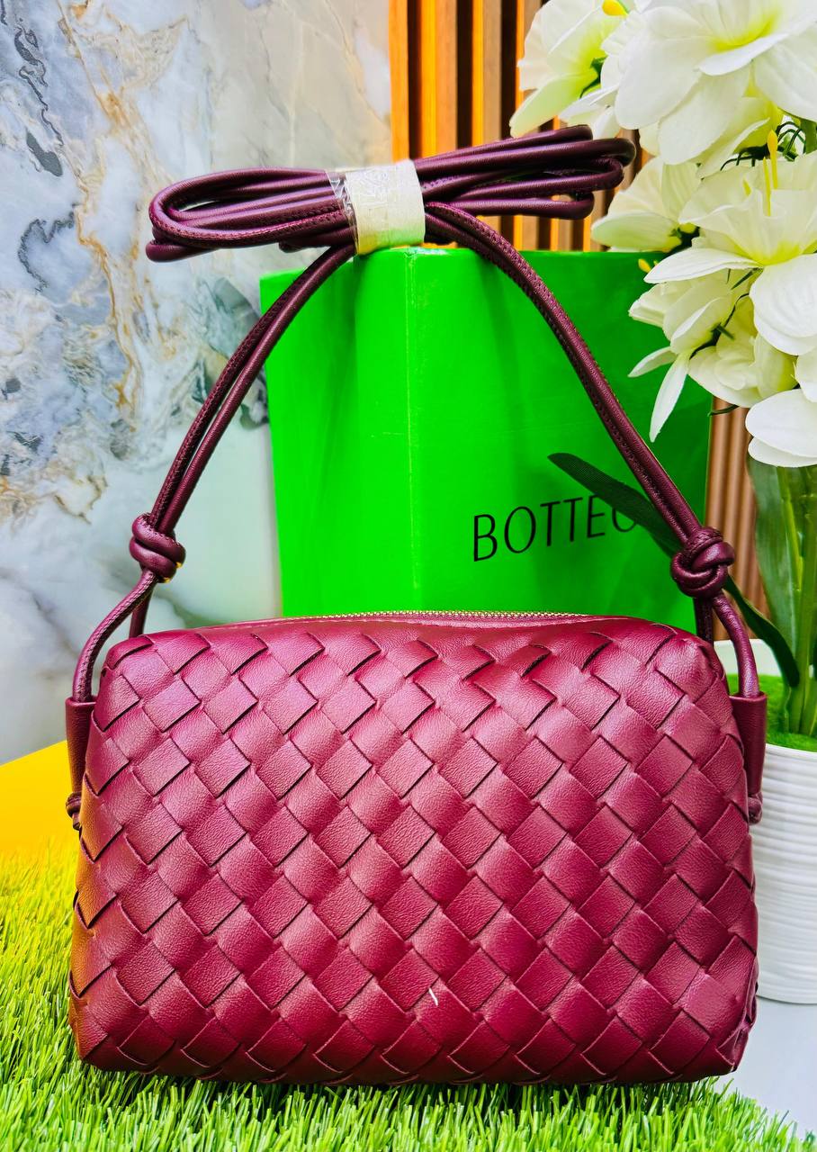 BOTTEGA
90 dhs🪙💕
with box
🎁🎁🎁
Zain190
♥️♥️♥️