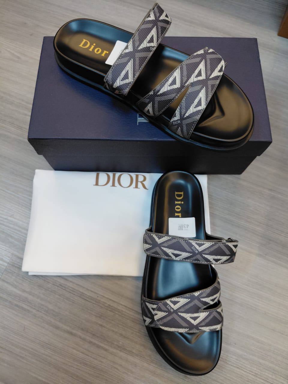 Dior Men Slipper
New Collection High Quality
Size 40 To 45
120 dhs✅
Zain16
♥️♥️♥️
