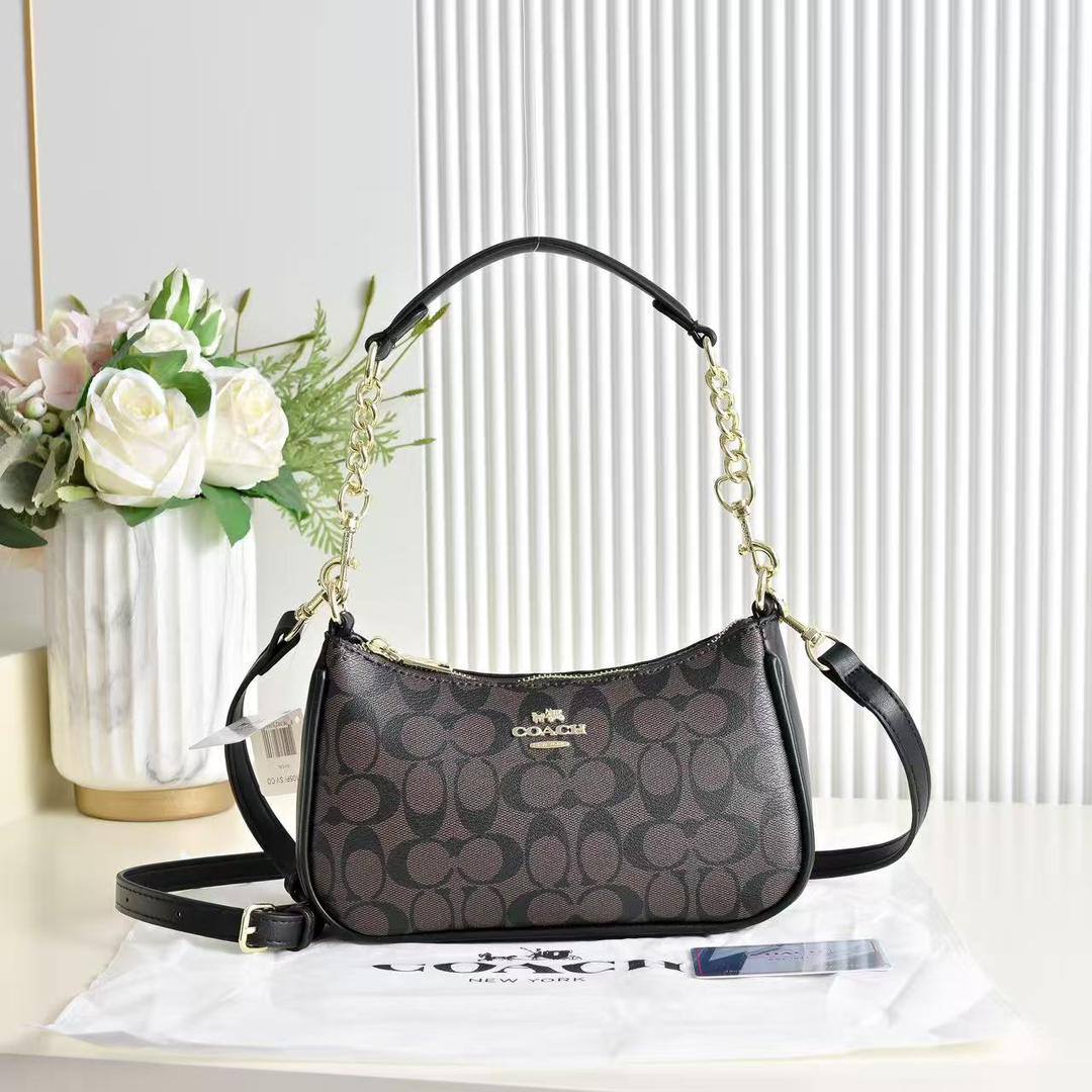 Coach
80 dhs✅
size 24×7×14cm
Zain42
♥️♥️♥️