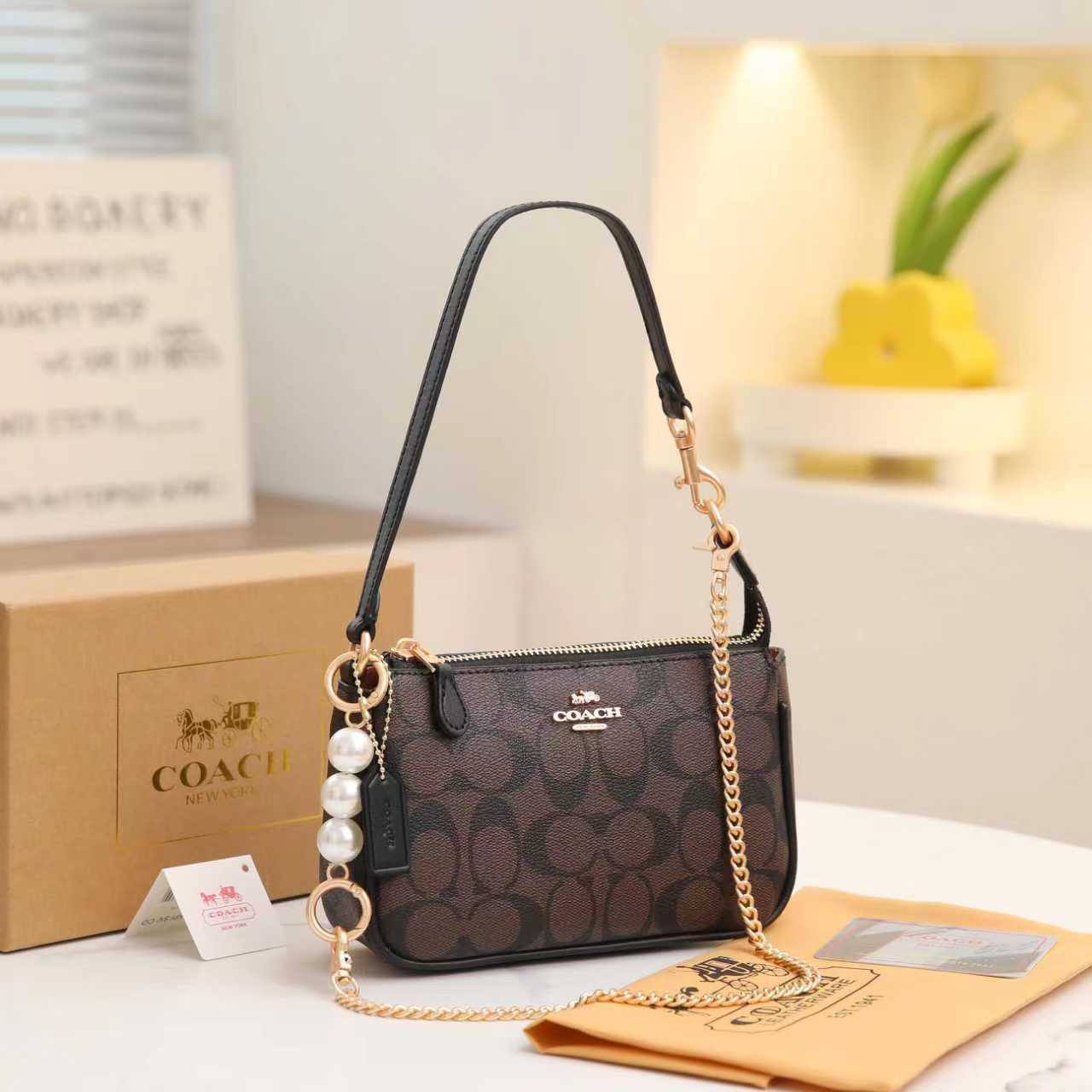 COACH
Best quality
with box’s
🎁🎁🎁
85 dhs✅
size 18 cm
Zain290
♥️♥️♥️