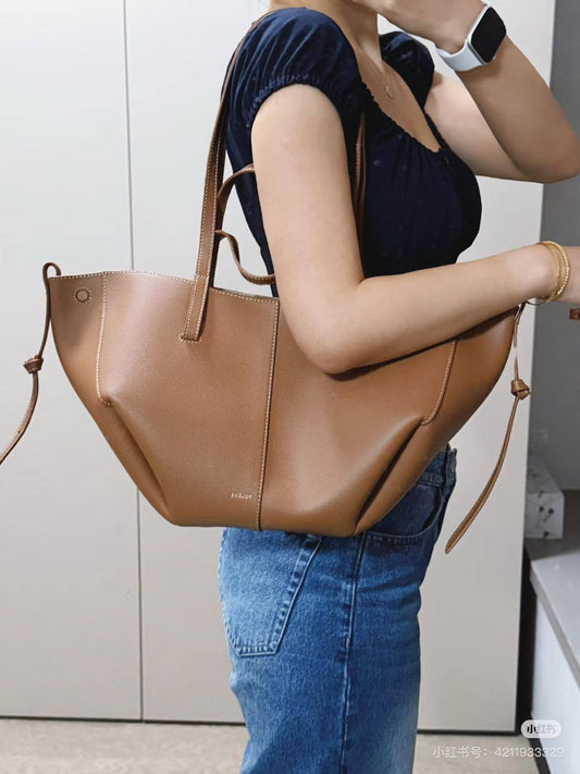 Polene
32*22*13 cm
110 dhs🪙🌨️
Zain17
♥️♥️♥️