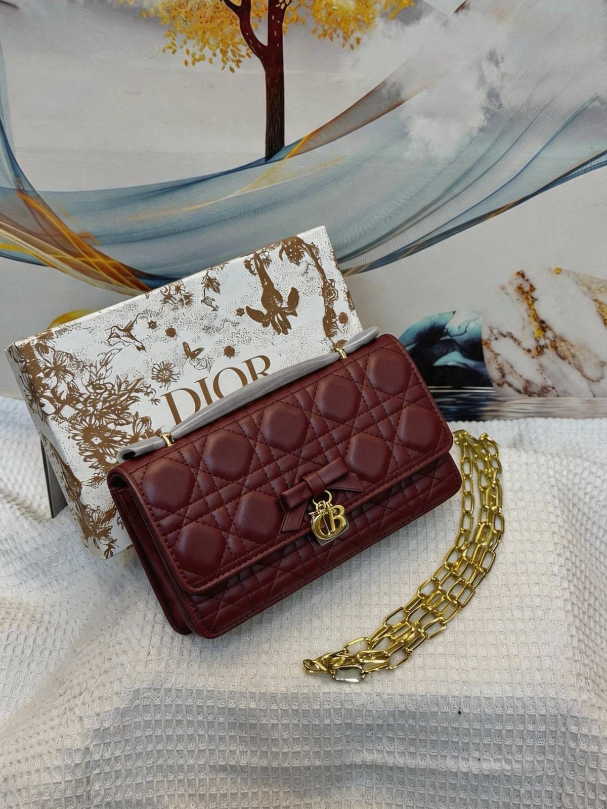 DIOR
Best quality
with box
105 dhs🇦🇪🇦🇪
size21CM
Zain290
♥️♥️♥️