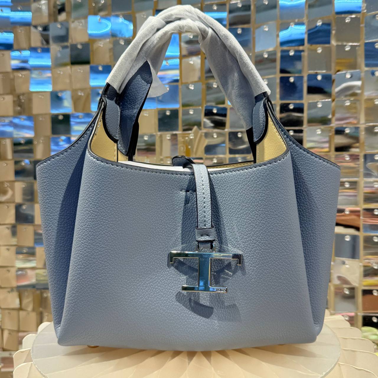 Tods T
Timeless Mini Tote Bag
110 dhs✅
with box
🎁🎁🎁
Zain44
♥️♥️♥️