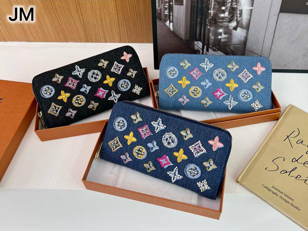 LV wallet
small
45 dhs🌺
size 12×2×10cm
big
50 dhs🌺
size 20×2×11cm
Zain42
♥️♥️♥️