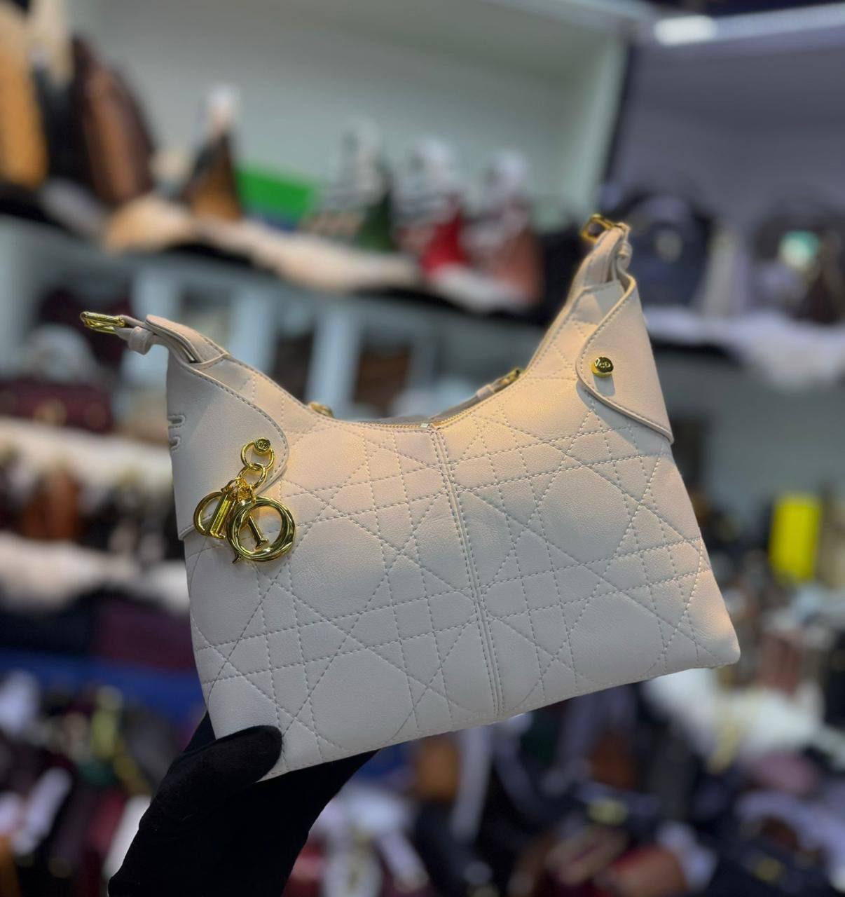 DIOR
95 dhs🪙🌨️
Good Quality
Zain90
♥️♥️♥️