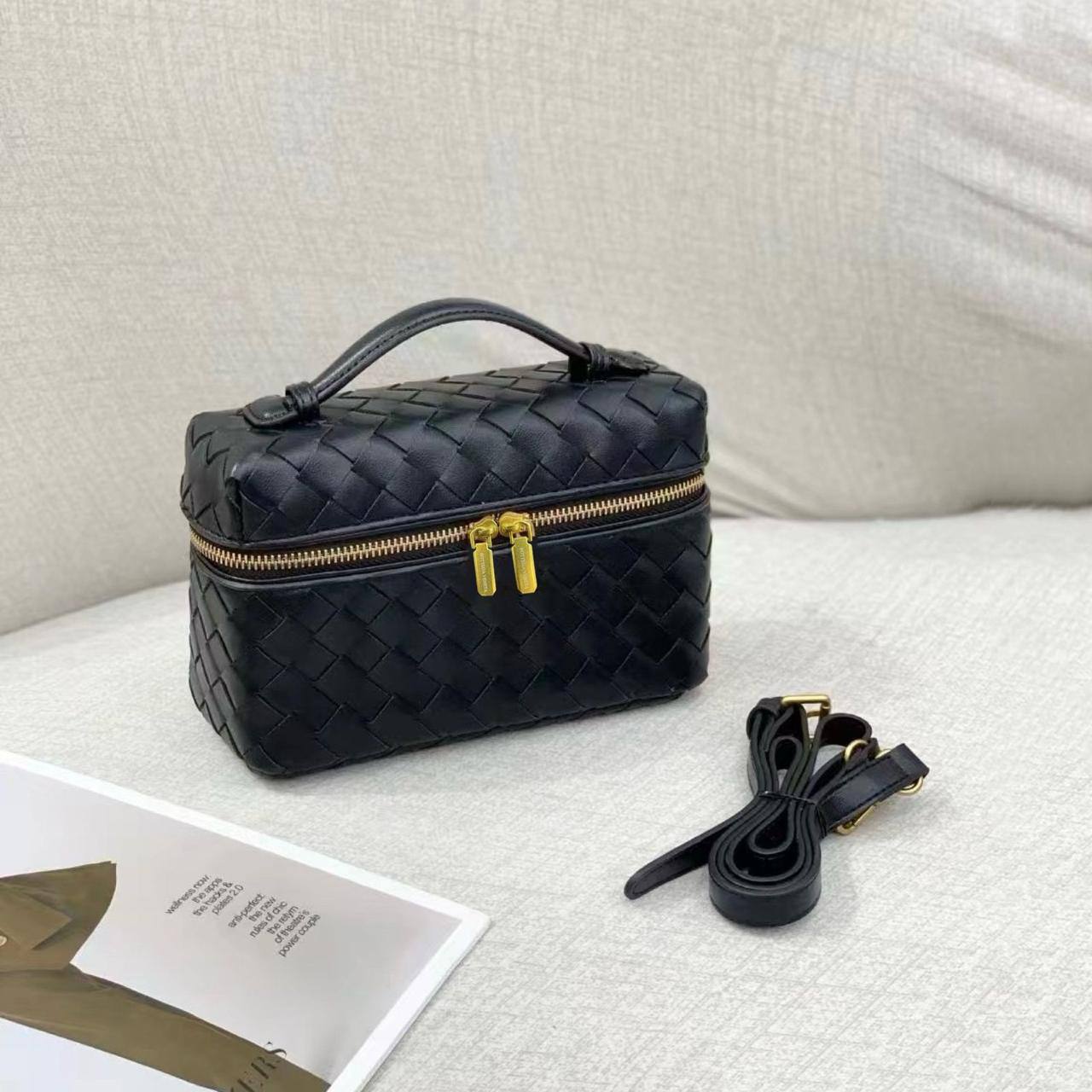 BOTTEGA
NEW CAME
GOOD QUALITY
WITH BOX
100 dhs🇦🇪🇦🇪
Zain17
♥️♥️♥️