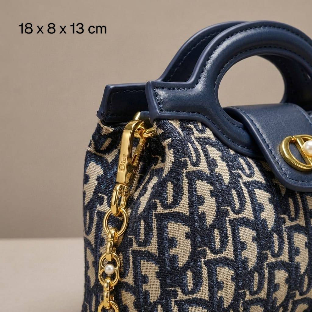Dior
ᴊᴏʟɪᴇ ᴛᴏᴘ ʜᴀɴᴅʟᴇ ʙᴀɢ
ʙʟᴜᴇ ᴏʙʟɪǫᴜᴇ ᴊᴀᴄǫᴜᴀʀᴅ
ғᴇᴀᴛᴜʀᴇs sɪɢɴᴀᴛᴜʀᴇ CD
ᴄʟᴀsᴘ ᴡɪᴛʜ ᴘᴇᴀʀʟ ᴏɴ ᴛᴏᴘ
ᴡɪᴛʜ ɢᴏʟᴅ ᴄʜᴀɪɴ ᴡɪᴛʜ ᴘᴇᴀʀʟ
ʟᴏɴɢ ᴀᴅᴊᴜsᴛᴀʙʟᴇ sᴛʀᴀᴘ
sɪᴢᴇ: 18 cm
ᴡɪᴛʜ BOX
🎁🎁🎁
95 dhs✅
Zain31
♥️♥️♥️