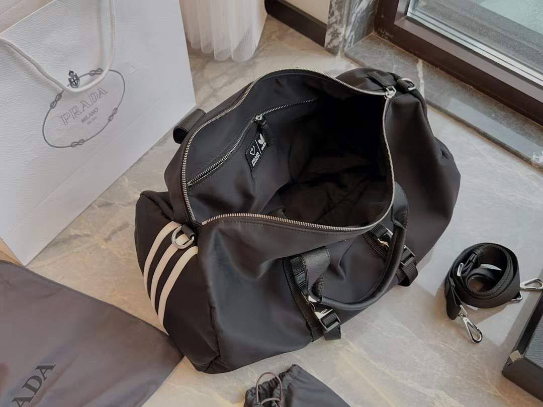 Prada Travel Bag - Sport
75 dhs💓
Zain219
♥️♥️♥️