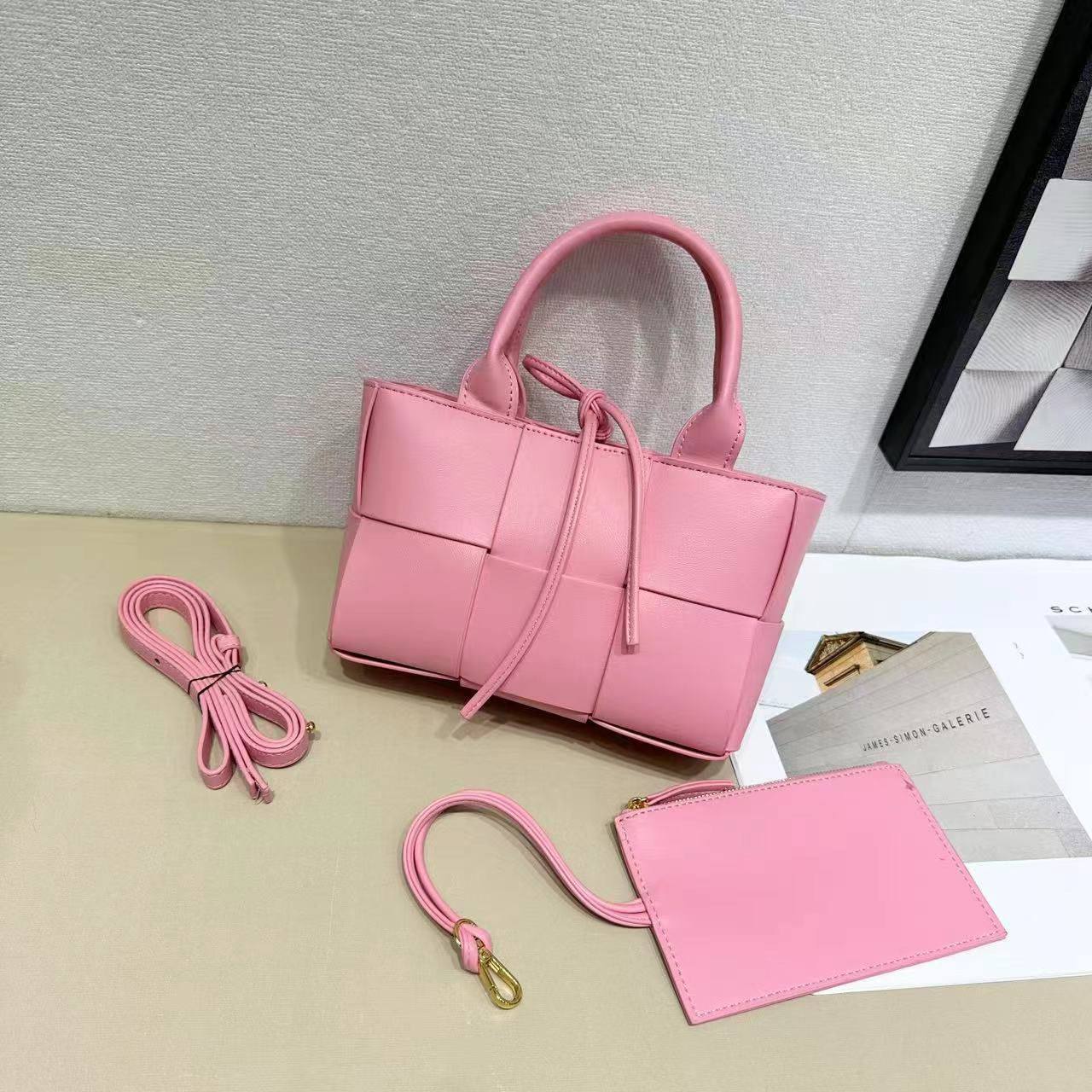 Bottega veneta
with box
🎁🎁🎁
90 dhs❤️
Zain177
♥️♥️♥️