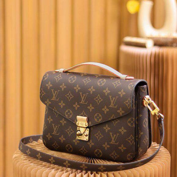 LV
90 DHS✅
With box
🎁🎁🎁
25 cm
Zain219
♥️♥️♥️