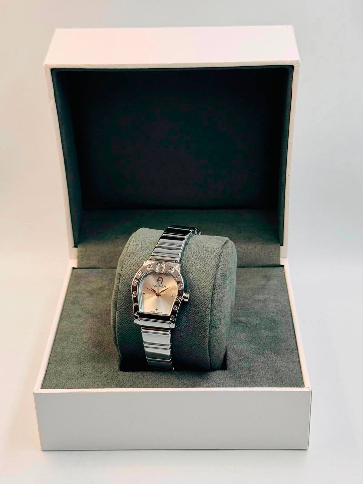 Aigner Ladies
55 dhs🇦🇪🇦🇪
Zain08
♥️♥️♥️