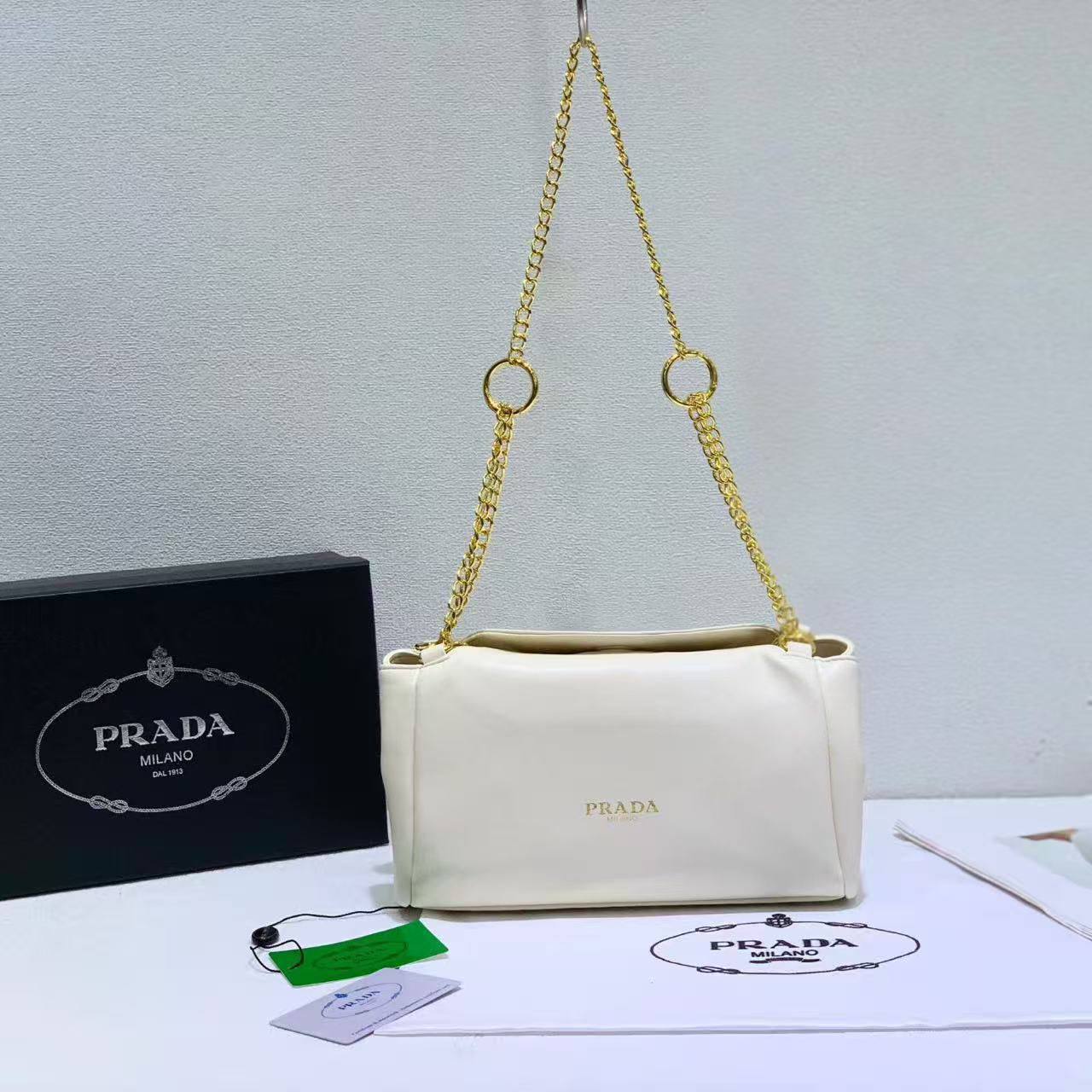 Prada
with box🎁🎁🎁
115 dhs✅
Zain44
♥️♥️♥️