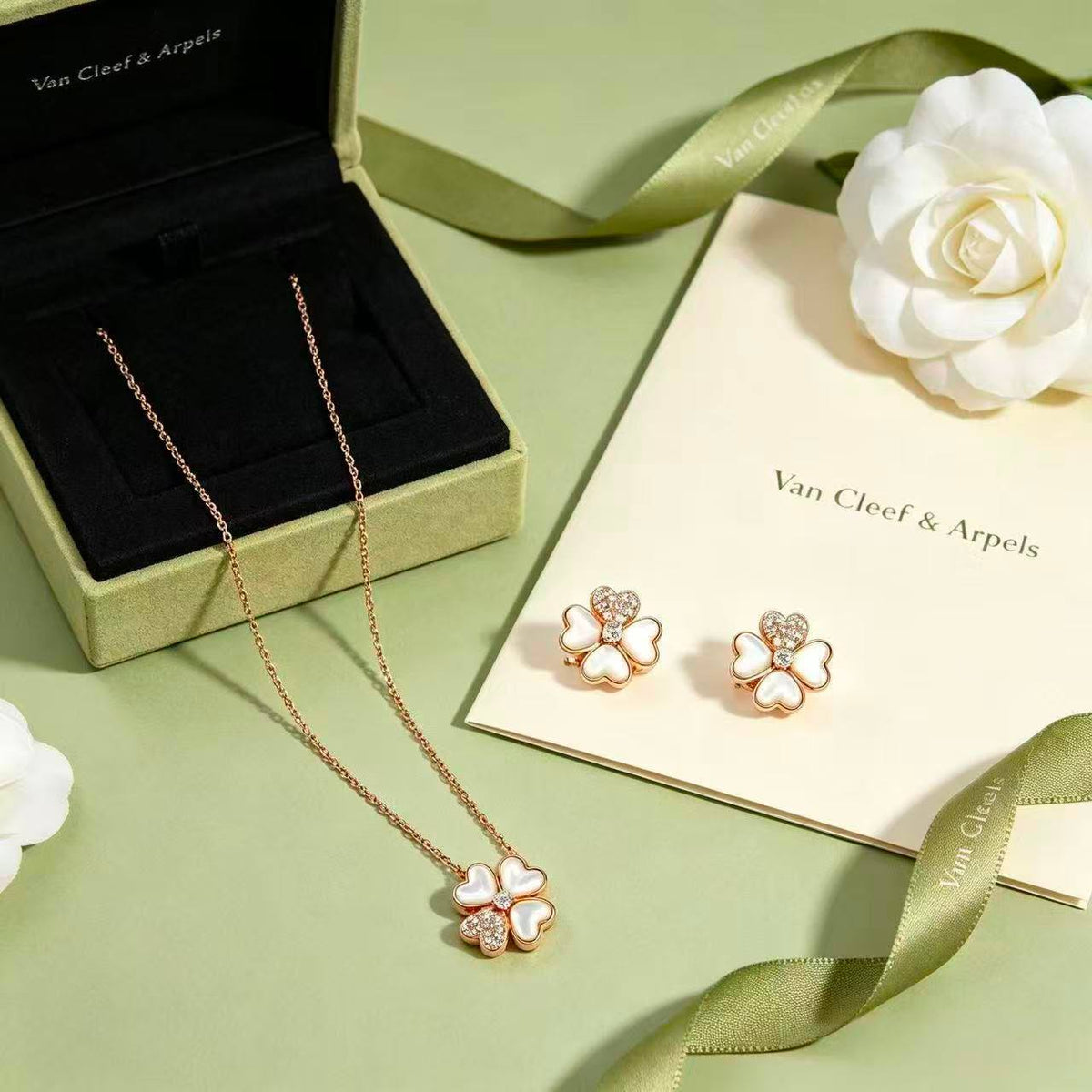 VANCLEAF SET
NECKLACE & EARRINGS
WITH BOX AND PAPER BAG🎁🛍️
110 dhs🇦🇪🇦🇪
Zain89
♥️♥️♥️