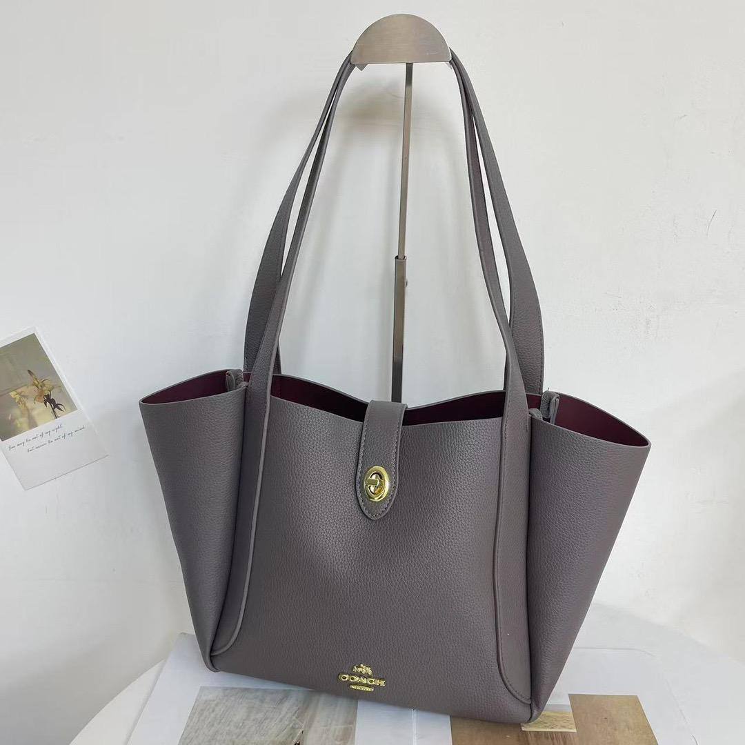 Coach
90 dhs🪙🌨️
Size 43×26×23cm
Zain04
♥️♥️♥️
