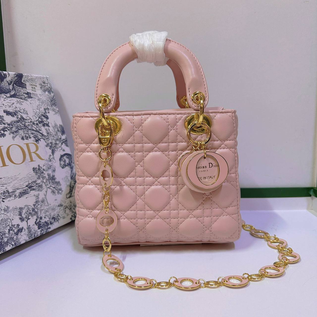 DIOR
HIGH QUALITY
WITH BOX 🎁
130 dhs✅
Zain39
♥️♥️♥️