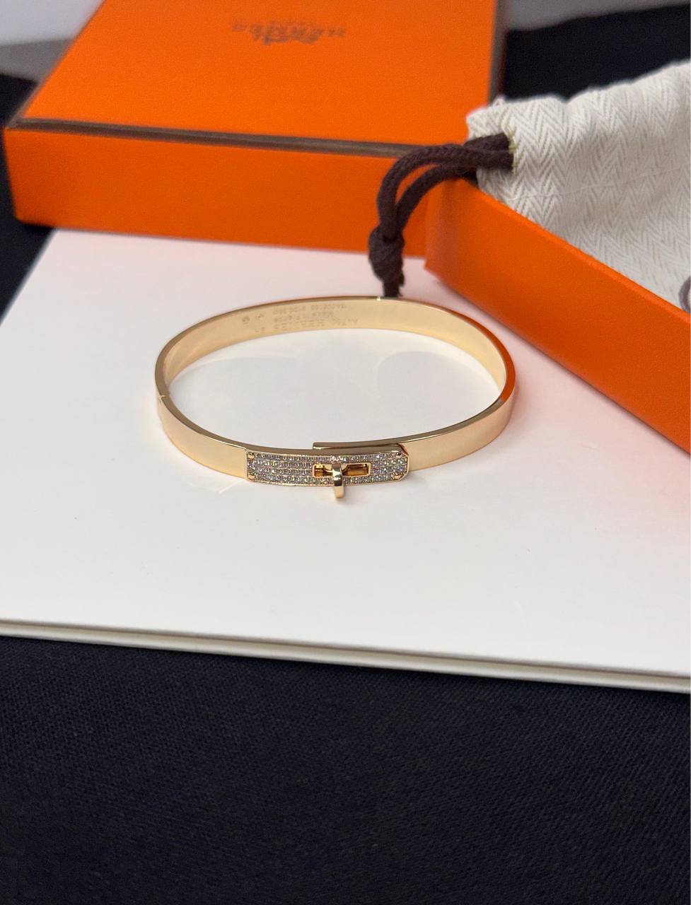 HERMES 🧡
Kelly bracelet, small model
Swarovski Stones
Silver & Chmpion Gold
🆕🎉🥳🎊🆕
↗️ *Super Master Quality ®️*
* *New Collection*
For Price 👇 WhatsApp✅
0568585901
0507557372
0552275751 Owner Zain 👌
Zain106
♥️♥️♥️