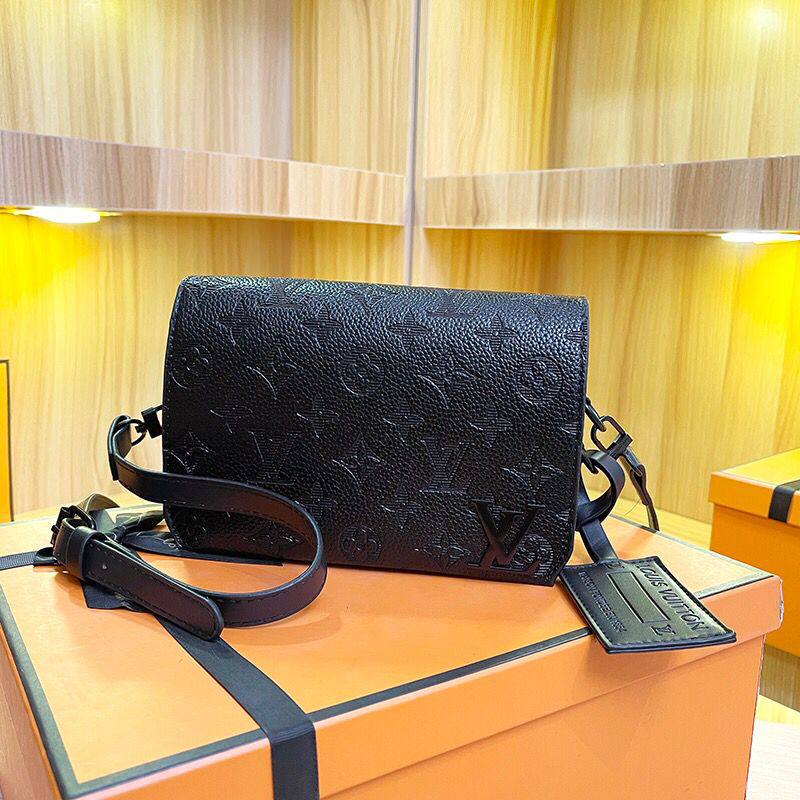 LV
75 dhs✅
size 20×6×13cm
Zain42
♥️♥️♥️