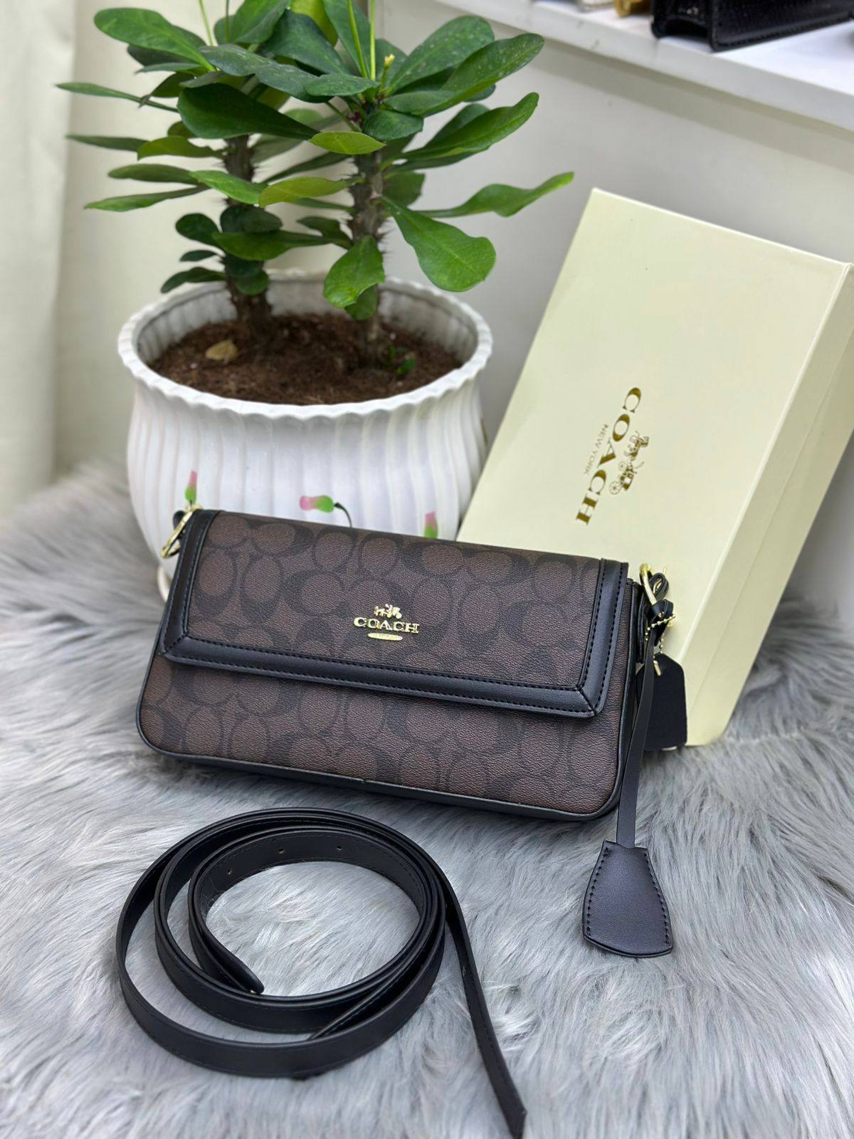 COACH
SIZE ………25CM 🥰
90 dhs❣️
with BOX🌷
🎁🎁🎁
Zain51
♥️♥️♥️