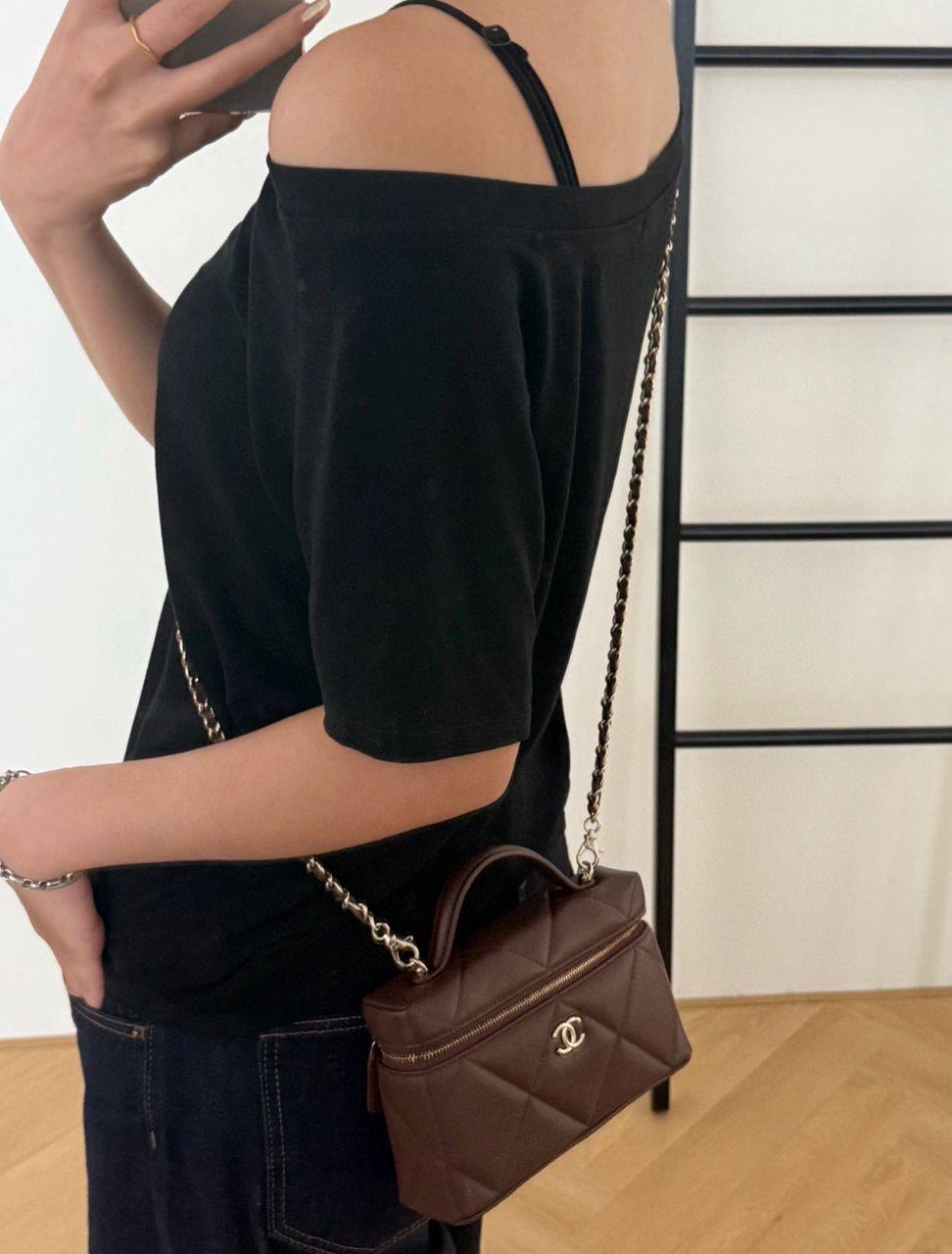 Chanel
110 dhs✅
SIZE:22cm
GOOD-quality
with box
🎁🎁🎁
Zain35
♥️♥️♥️