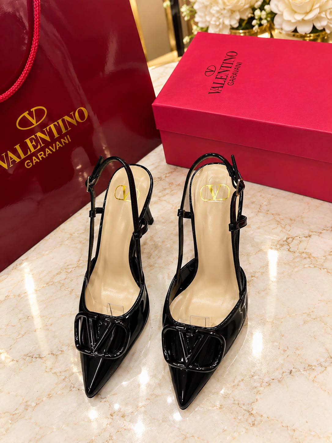 ✨𝐕𝐚𝐥𝐞𝐧𝐭𝐢𝐧𝐨 𝟕-𝐜𝐦✨
💯high quality
Size 36-37-38-39-40-41
110 dhs🇦🇪🇦🇪
Zain21
♥️♥️♥️