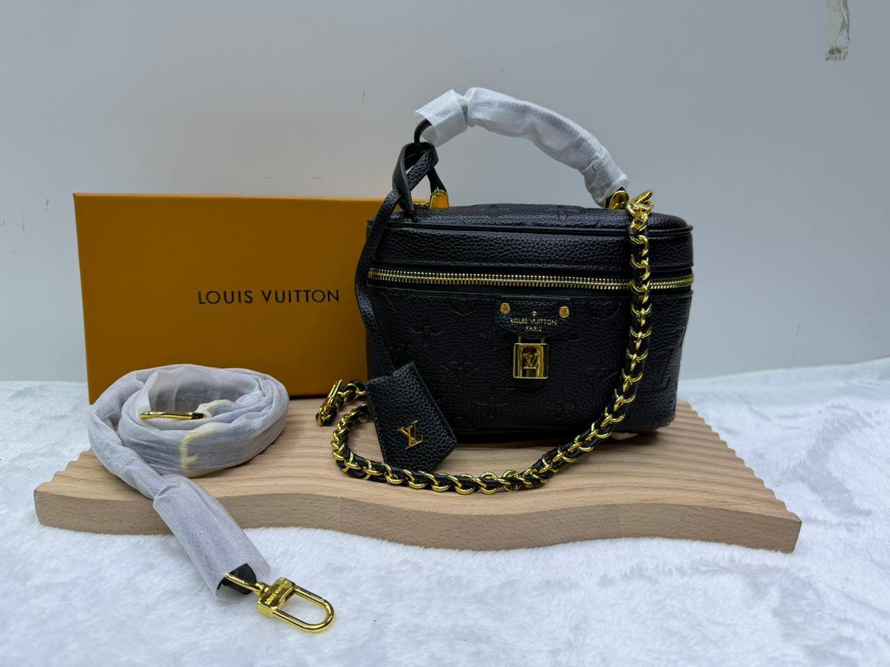 LV
with box
🎁🎁🎁
Size 19*12cm
95 dhs🇦🇪
Zain114
♥️♥️♥️