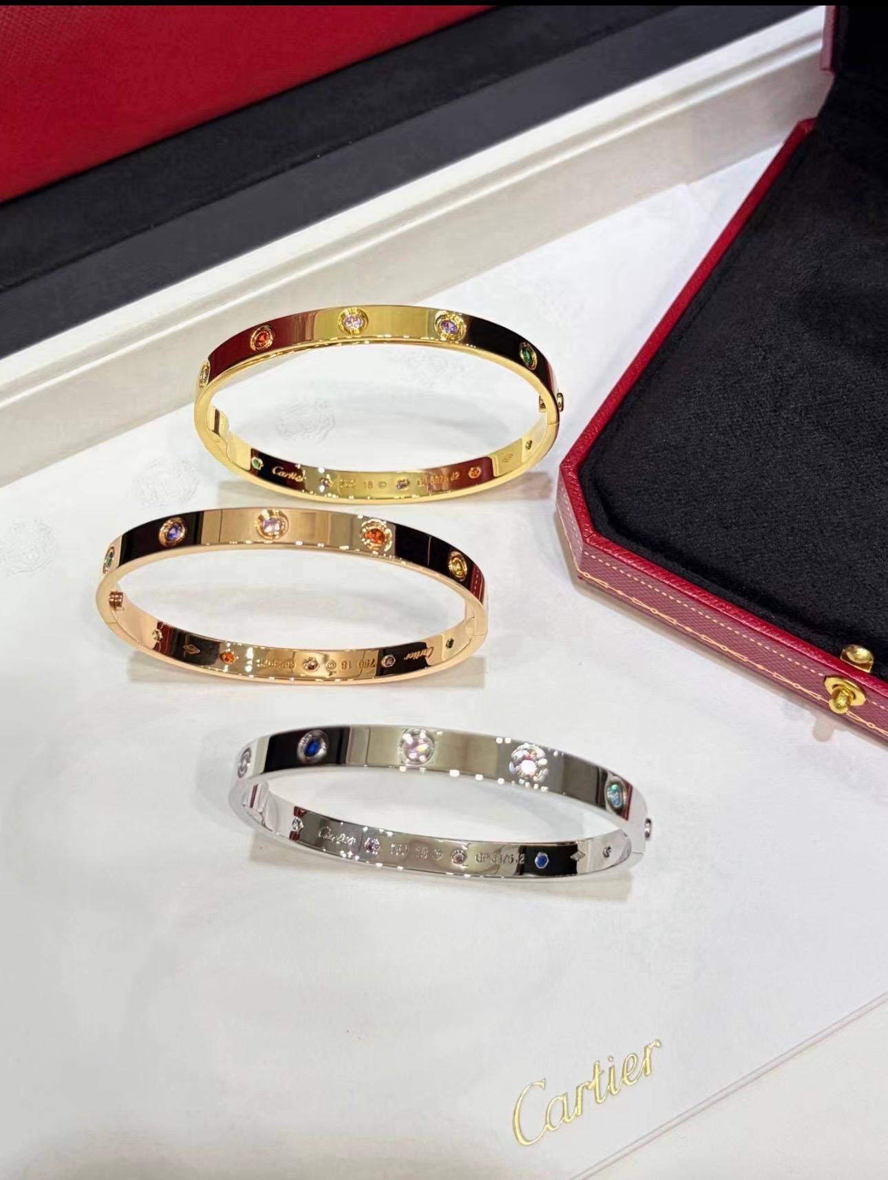 CARTIER BANGLE
NEW MODEL
MIX COLOR STONE
💫✨
60 dhs✅ EACH
WITH BOX AND PAPER BAG🛍️🎁
Zain89
♥️♥️♥️