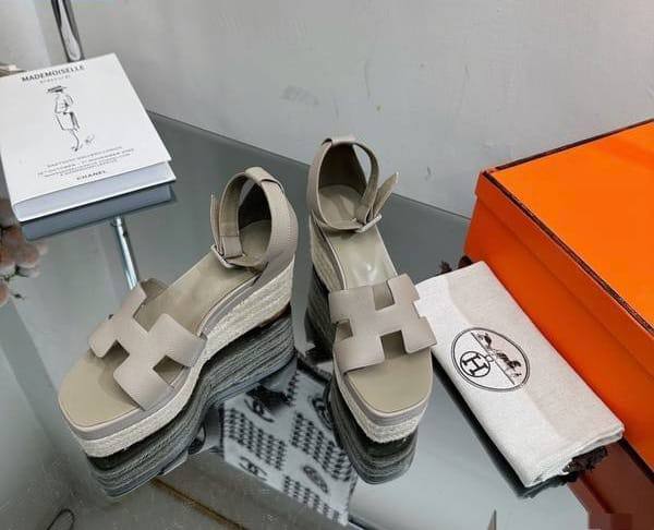 HERMES
☘️ *SIZE 35 to 40 ☘️
230 dhs🌺
Zain224
♥️♥️♥️