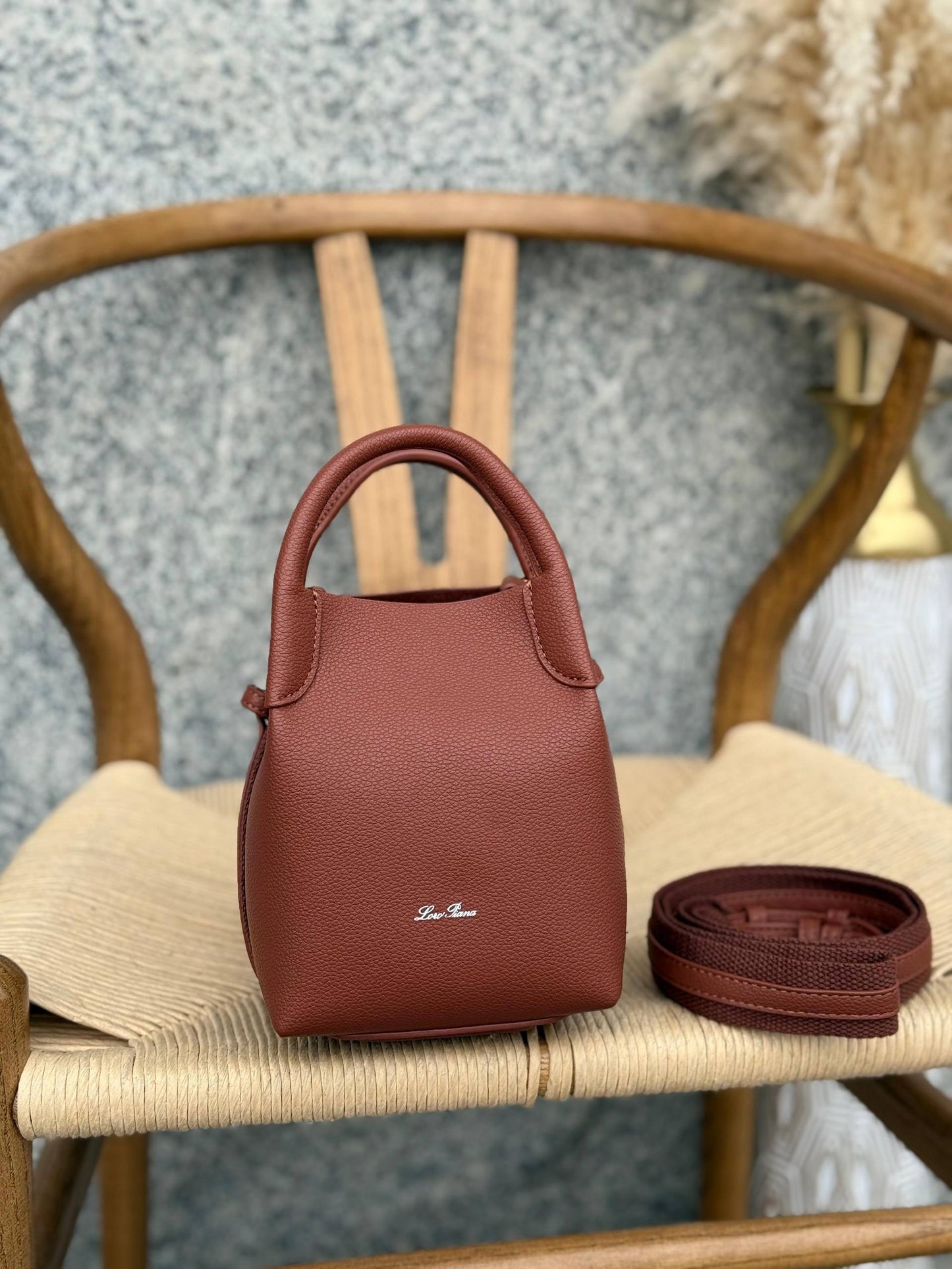 Available Again✨✨✨
LORO PIANA
13cm
340 dhs🪙🌨️
Top quality
With box🎁
Zain167
♥️♥️♥️