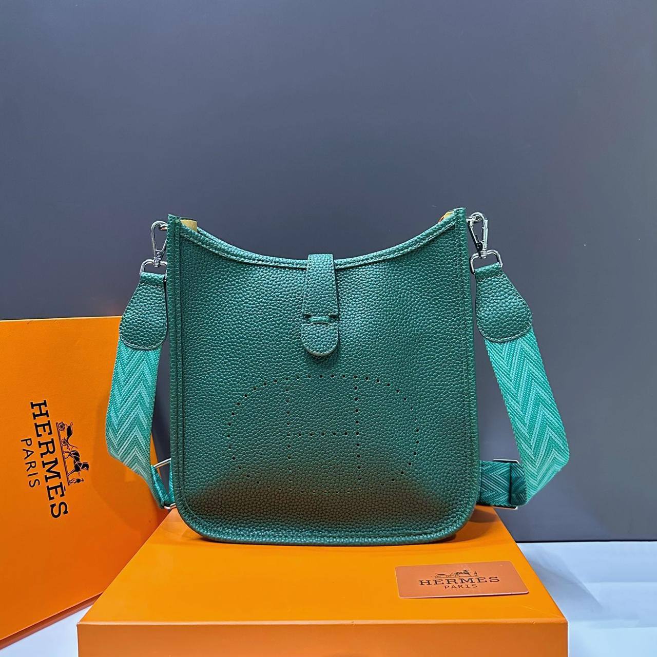 Hermes
25*24*12 cm
With box
🎁🎁🎁
80 dhs✅
Zain17
♥️♥️♥️