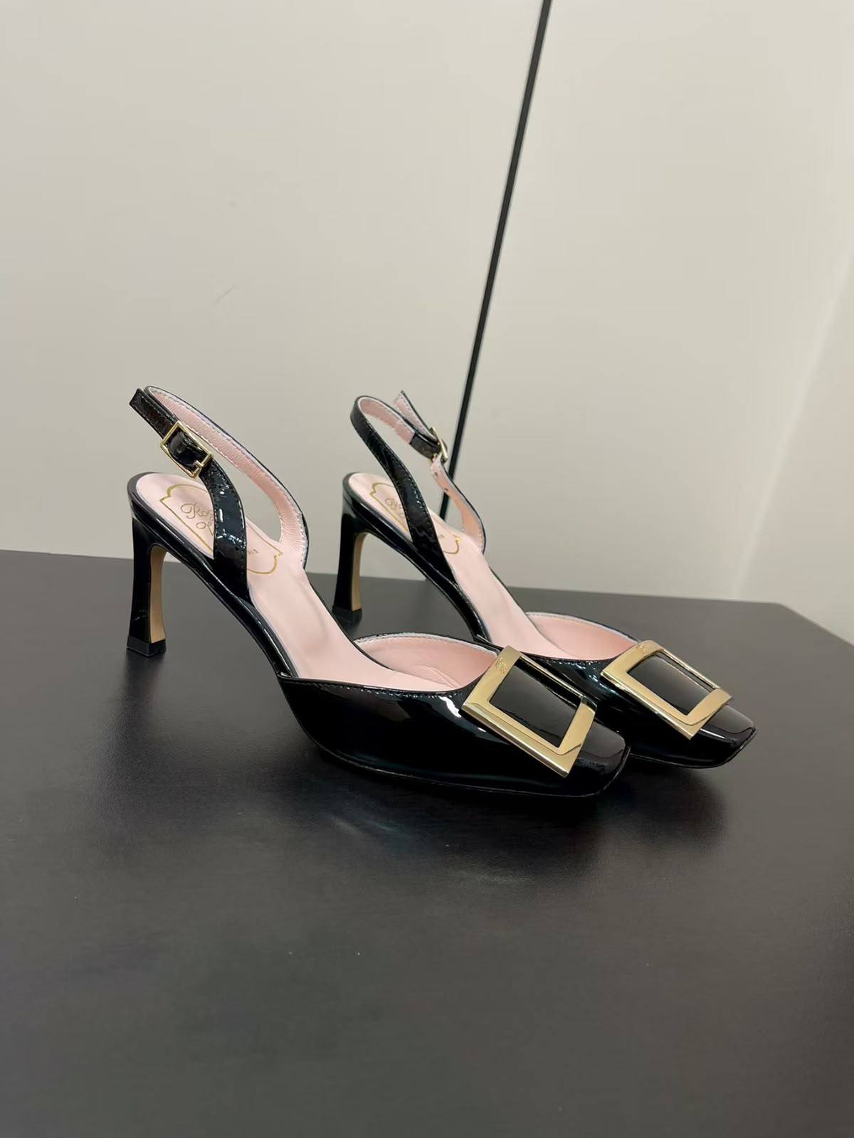 Roger Vivier
Size 36-42
120 dhs🇦🇪🇦🇪
Zain132
♥️♥️♥️