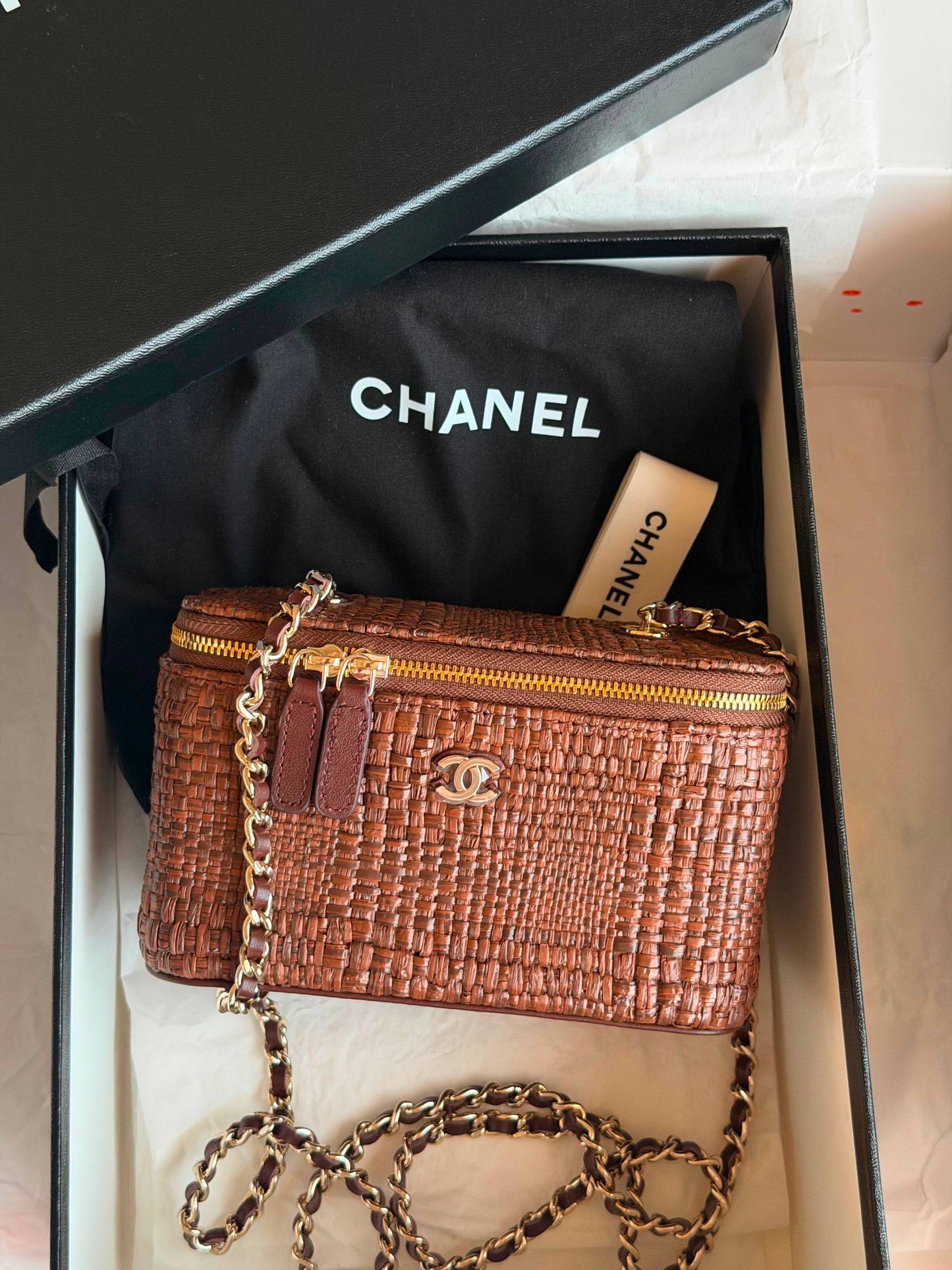 Chanel
𝐕𝐚𝐧𝐢𝐭𝐲 𝐁𝐚𝐠 𝐖𝐢𝐭𝐡 𝐂𝐡𝐚𝐢𝐧
950 dhs✅
ETAG4
♥️♥️♥️