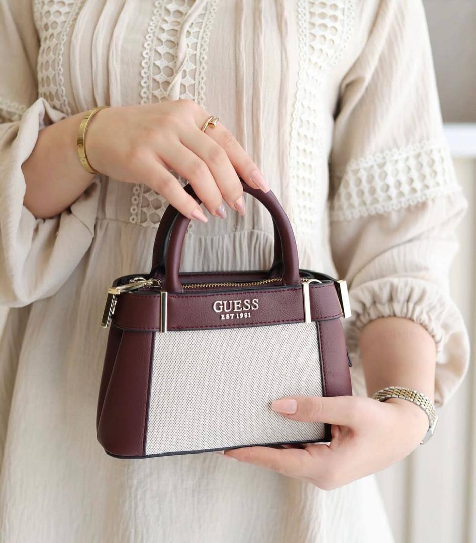 Guess
95 dhs🪙🌨️
with box
🎁🎁🎁
size 21cm
Zain26
♥️♥️♥️