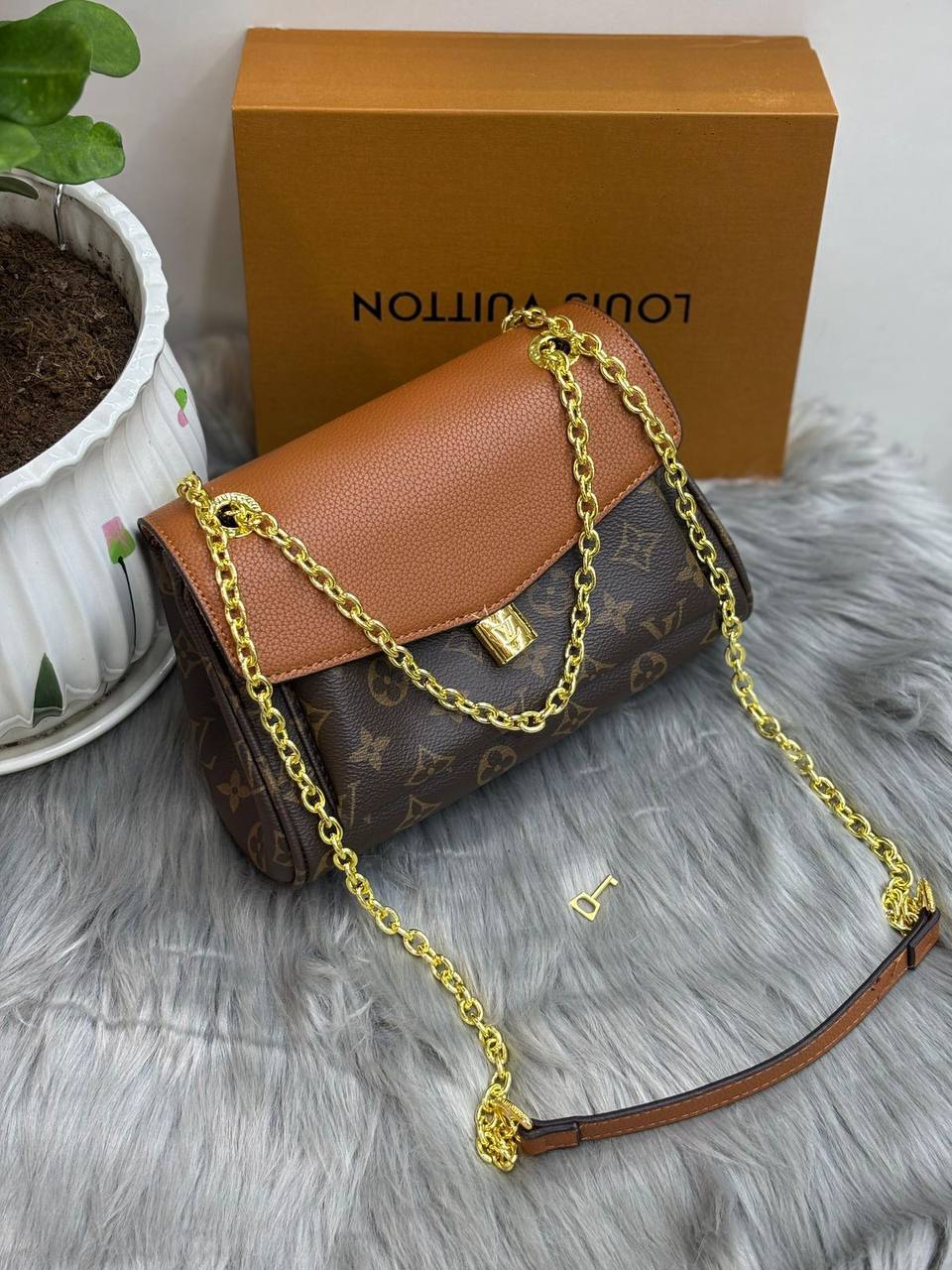 LV
SIZE ……… 23.5 CM 🥰
100 dhs✅
with BOX🌷
🎁🎁🎁
Zain244
♥️♥️♥️