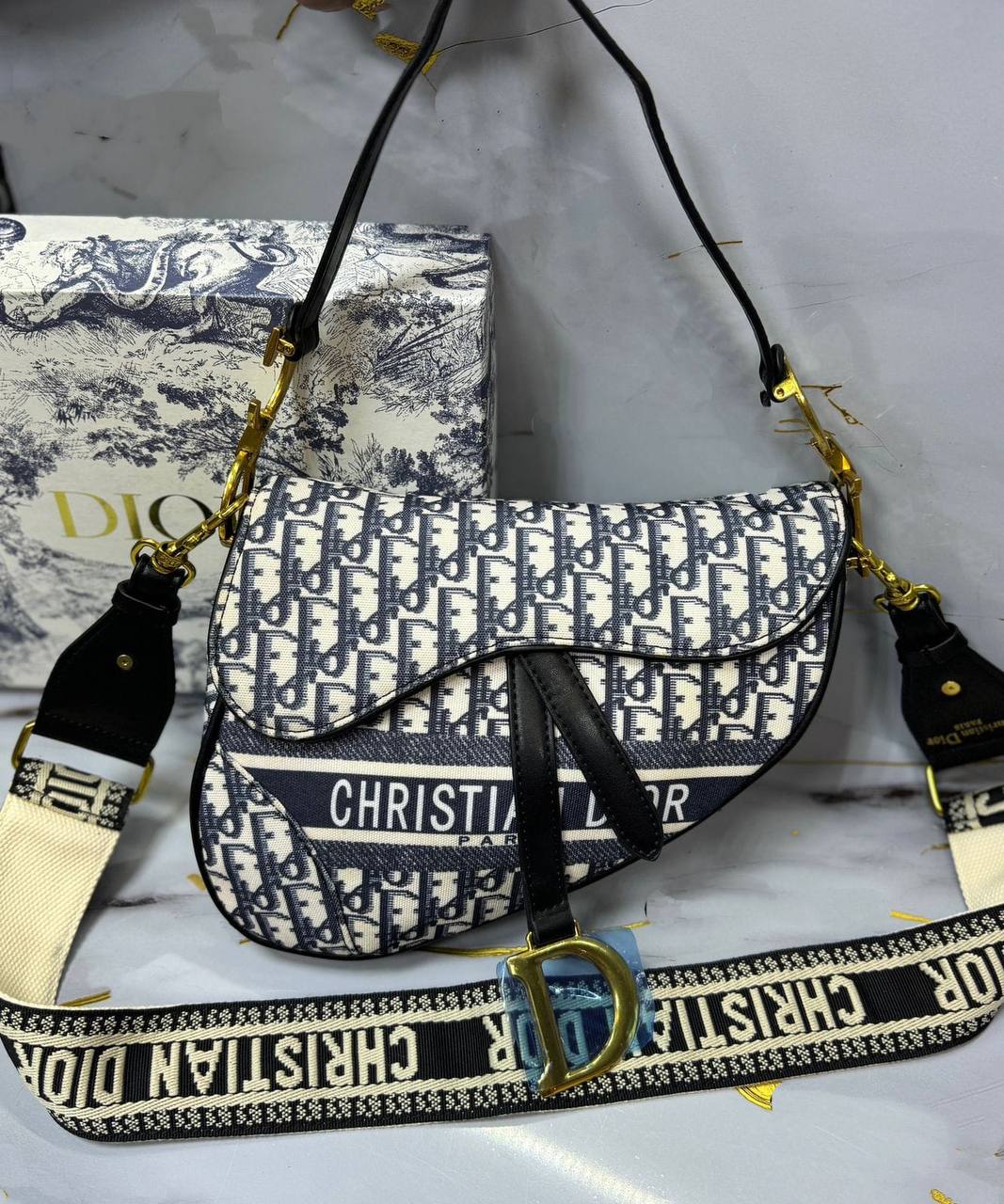 Dior
High quality
With box
🎁🎁🎁
115 dhs🪙🌨️
Zain50
♥️♥️♥️