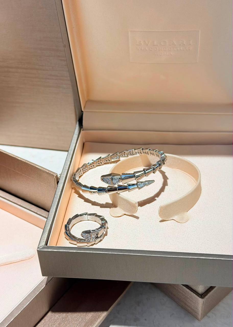 BVLGARI
Bvlgari Serpent Alternative Stones Set⬆️
↗️ Super Master Quality®️
Necklace , Earings Bangle with Ring Swarovski Stones
Full Set (Necklace, earings , Bangle & Ring)
395 dhs🇦🇪🇦🇪 with Good Box & Bag
520 dhs🇦🇪🇦🇪with Orignal Box
Zain209
♥️
