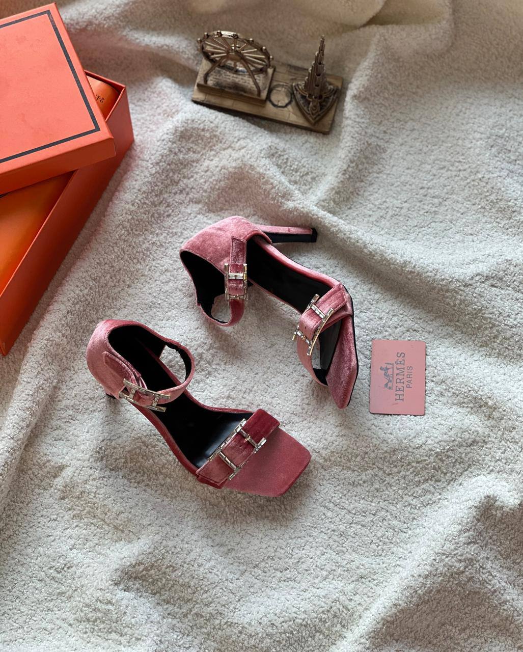 New. Hermes heel
Size . 36. to 41
90 dhs❣️
Zain80
♥️♥️♥️