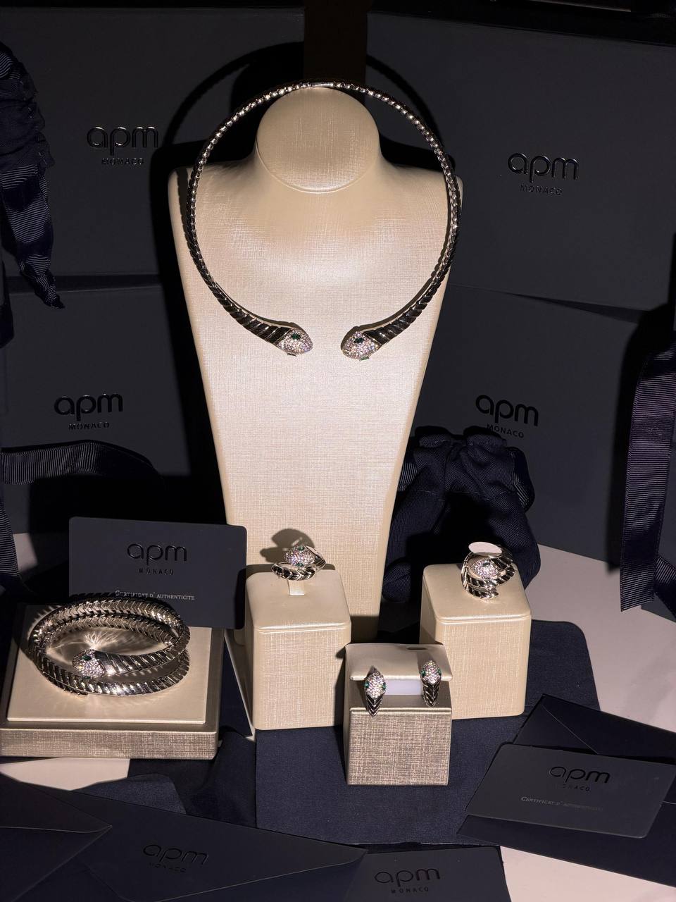 *Apm Monaco*
Quality: Super Master
Non -Tarnish color
Note :- Full Set including (necklace,Bracelet ,earrings & 2 rings )_
For Price 👇 WTSP Text Zain 0568585901
Zain263
♥️♥️♥️