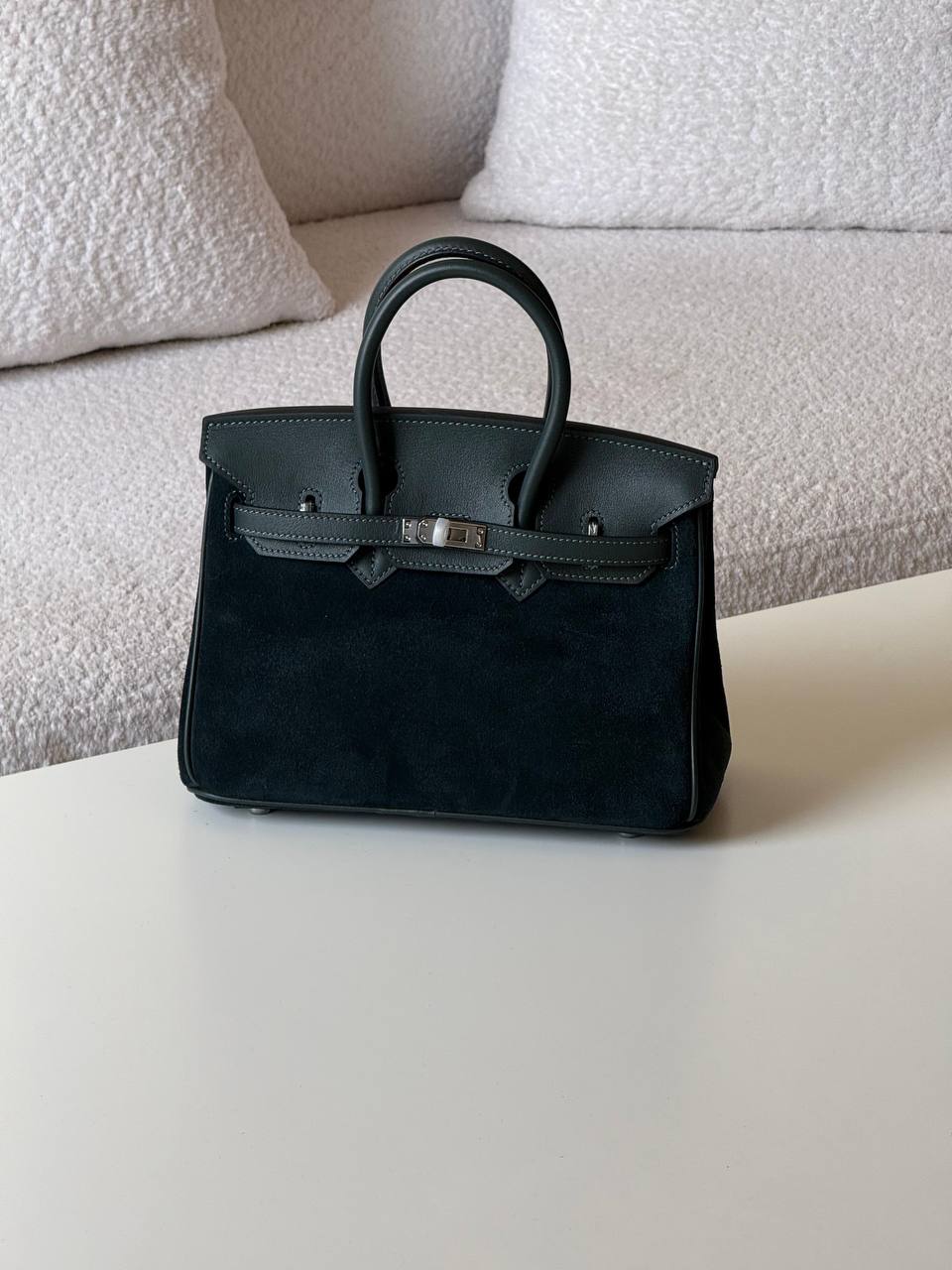 Hermes birkin velvet 25cm💕master quality😍
with box❤️
🎁🎁🎁
680 dhs🪙🖤🇦🇪
Zain51
♥️♥️♥️