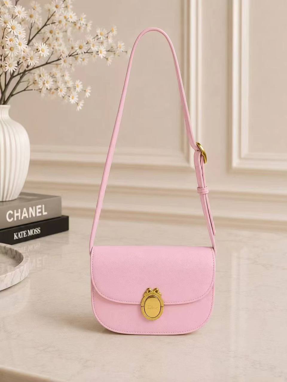 DIOR
23cm
110 dhs💛
with box
Zain44
♥️♥️♥️