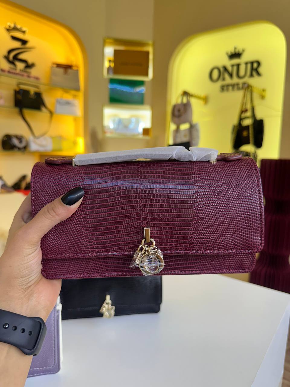 Dior
Master quality
21 cm
with box
280 dhs🇦🇪🇦🇪
Zain95
♥️♥️♥️
Zc