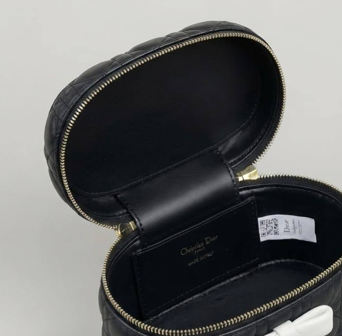 Dior
ʙᴏᴡ ᴠᴀɴɪᴛʏ ᴛᴏᴘ ʜᴀɴᴅʟᴇ
ᴡɪᴛʜ ᴅᴇᴛᴀᴄʜᴀʙʟᴇ sᴛʀᴀᴘ
ɢᴏʟᴅ ʜᴀʀᴅᴡᴀʀᴇ
sɪᴢᴇ : 18 cm
ᴡɪᴛʜ BOX
120 dhs✅
Zain31
♥️♥️♥️